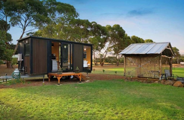 Lara Grove Cottage by Tiny Away