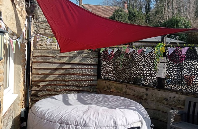 Larch Cottage Ruston with hot tub (dogs go free)