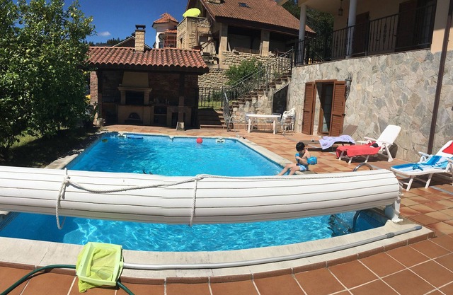 Laredo Treto Colindres: pool. barbecue. Free WIFI.