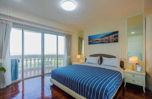 Large 1 BR Beachfront