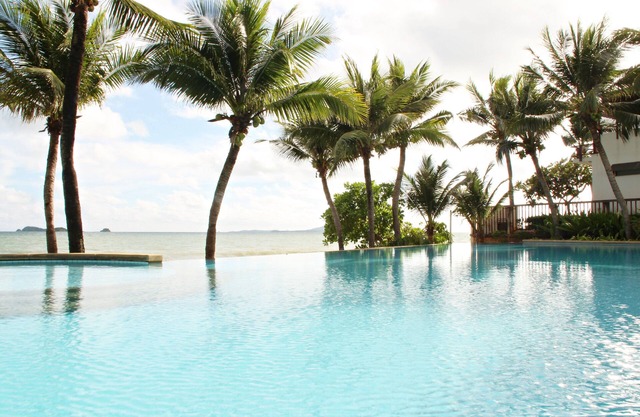 Large 3 Bedrooms, 2 Baths Beachfront Condominium with Private Beach