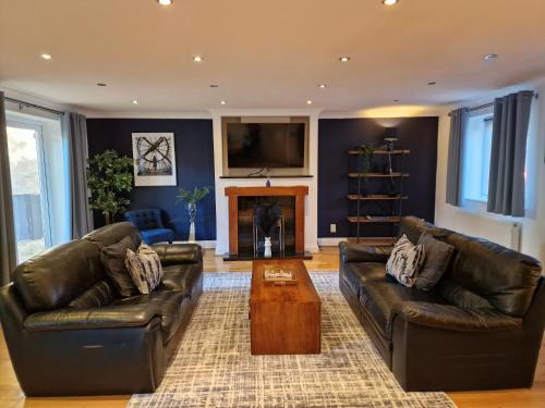 Large 4-bed house for up to 7 guests w 2x parking