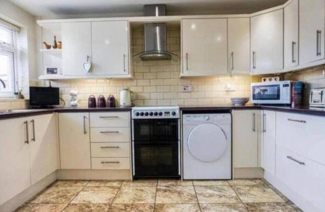 Large 4 Bedroom House in Central Coventry