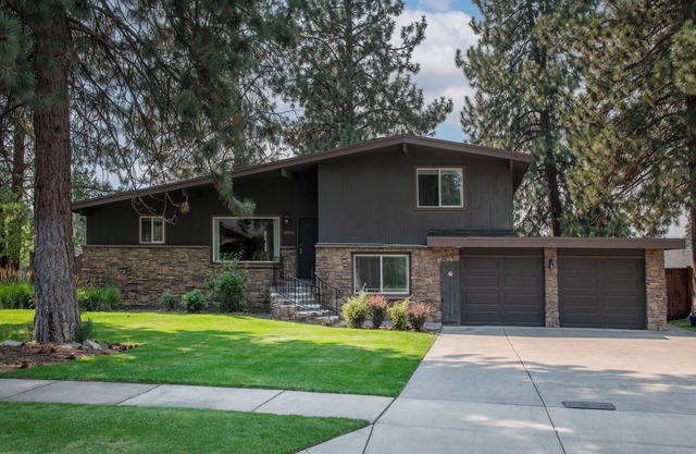 Large 5 Bed , 3bath home close to Deschutes River and Old Mill Shopping District