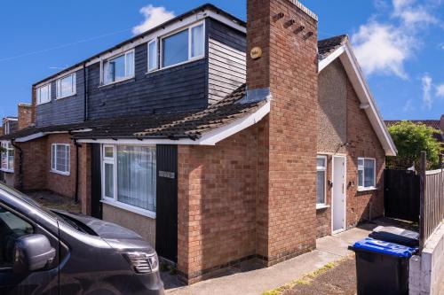 Large 5-BR House, Driveway, Garden, 2 Baths