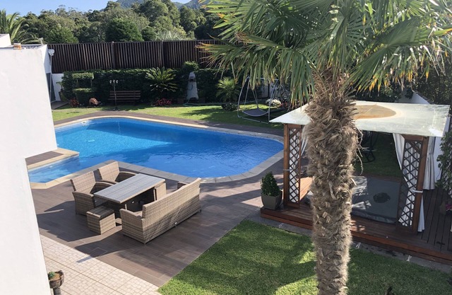 Large 6 rooms Luxury Home with Pool and Hot tub