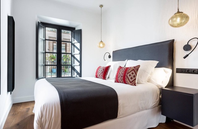 Large and bright top floor 2 bedroom apartment with lovely outdoor sitting area