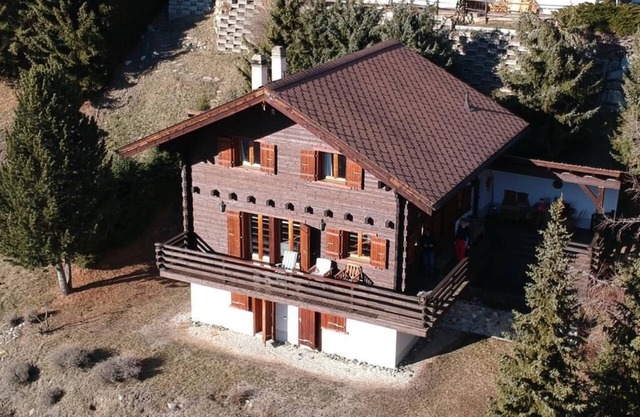 Large and very bright chalet for 10 people with large terrace, garden and a very nice view.Interior: