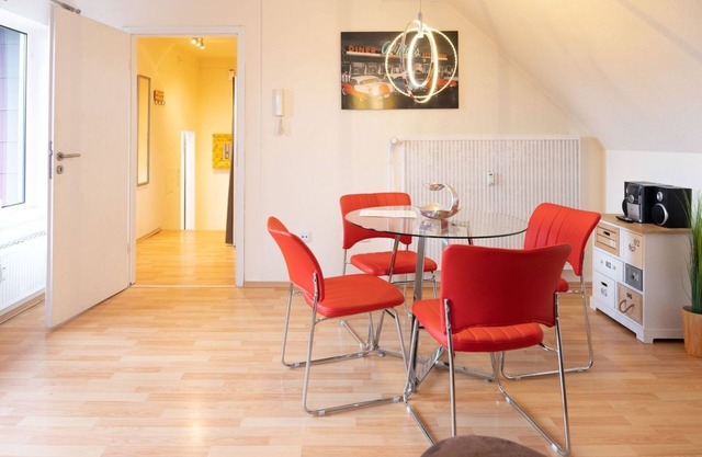 Large apartment (50m²), up to 4 pers., quiet, close to the city center, south-facing balcony, parking spaces