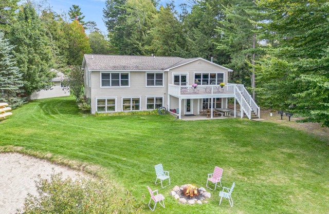Large Beach Front Property, 3 Kayaks Include!