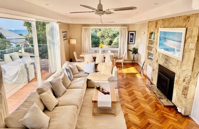 Large Beachside House + 2 Queen Studio Suites, Sleeps up to 12, on Mills Beach