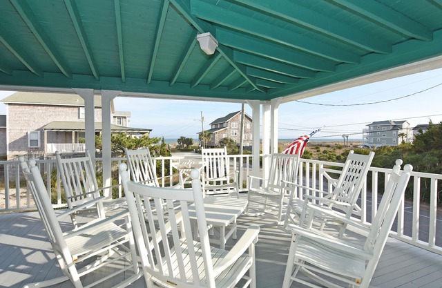 Large classic beach cottage - great for large groups!
