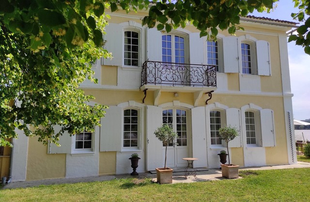 Large country cottage with swimming pool MAISON PORT VALADE