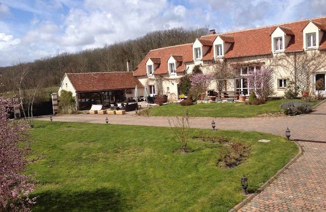 Large estate comprising 2 gîtes with SWIMMING POOL, Cinema, Spa, Jacuzzis, Billiards.