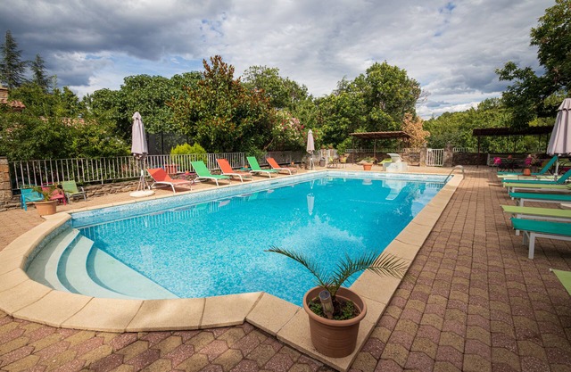 Large estate with swimming pool up to 31 people in 5 independent cottages