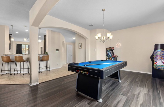Large Family/Group Retreat Near Medical. Games+Movie Theatre+Billiards Book Now!
