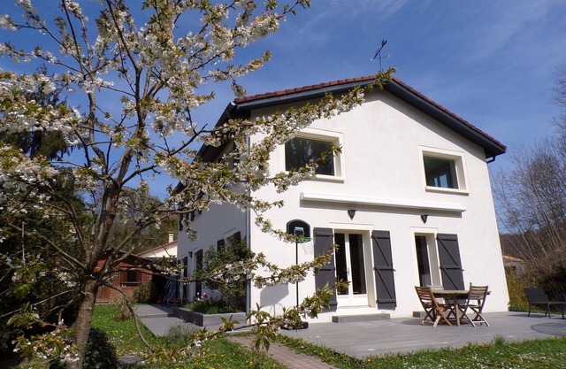 Large family home green 13 km from Lyon