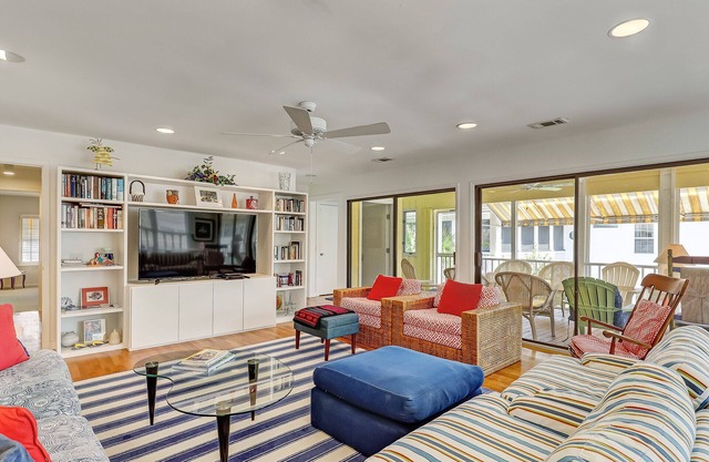 Large Family Home Beachside, Heated Pool Access