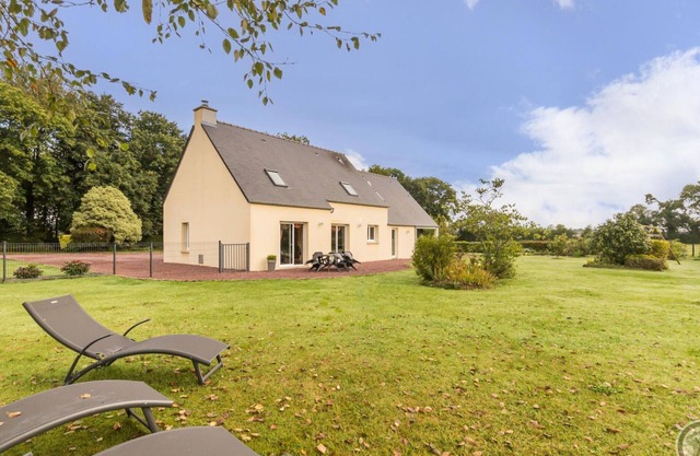 Large family house with fenced garden, pets allowed and numerous amenities