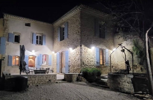 Large farmhouse with swimming pool amidst the vineyards of Châteauneuf-du-Pape
