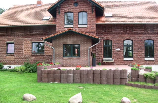 Large farmhouse with pool, minutes from the beach