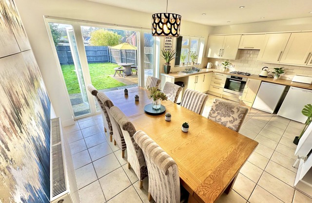 Large Four Bedroom - With Hot Tub and Parking - Sleeps 8