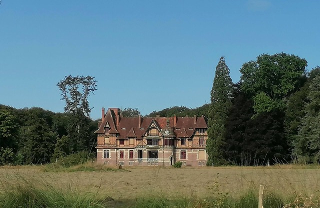 Large gîte in the heart of the Brocéliande forest, unique pond view