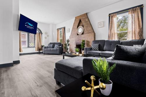 Large-Group Ready-8BR Home Near Niagara