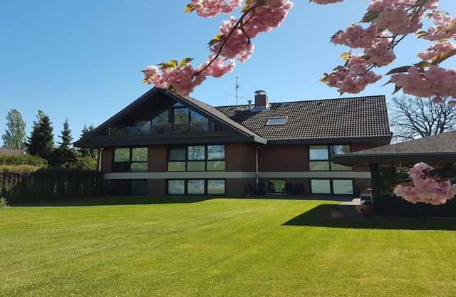 Large holiday home with winter garden in a quiet location! Near Hamburg