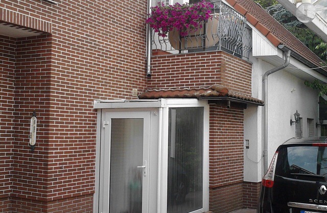 Large holiday property right by the outdoor pool & S-Bahn Berlin (15 minutes to the center)