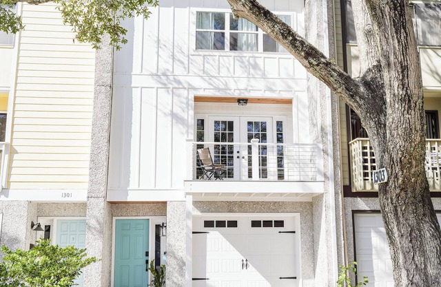 Large home 1 block from beach and restaurants!