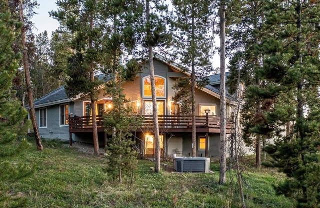 Large Home, 11 beds, 2 Family Rooms, Hot Tub!