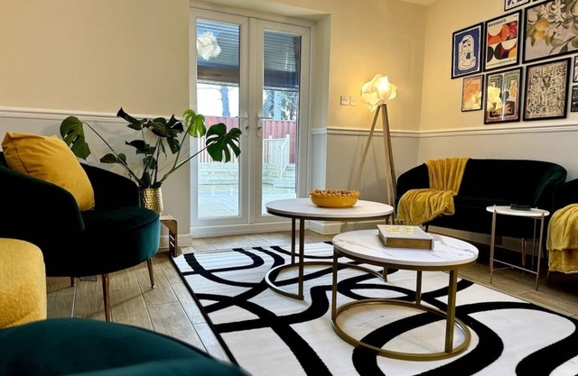 Large House 21 Guests | 8 Bedroom/13 bed & Firepit