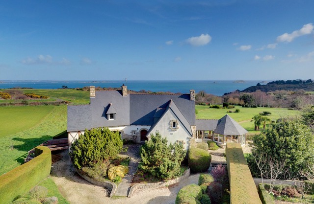 Large house, landscaped grounds 1.1 ha, fantastic sea view, beach 600m away on foot