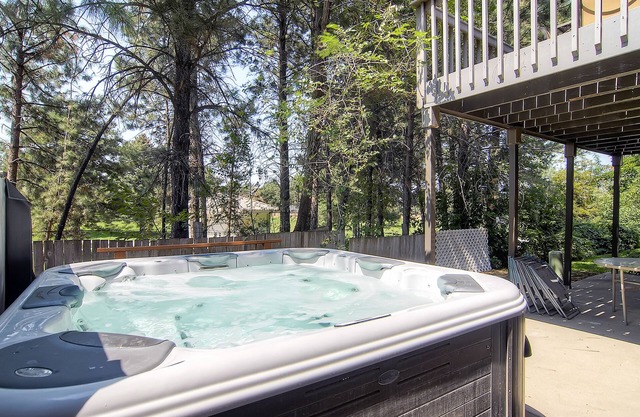 Large & Luxurious Home w/Private Hot Tub, and Fireplace