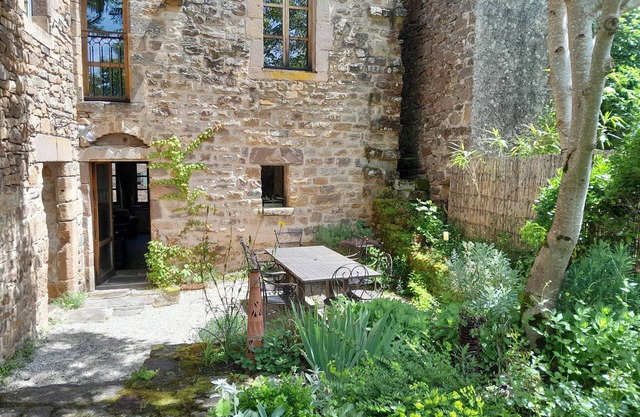 Large medieval village house, pets welcome, private pool.
