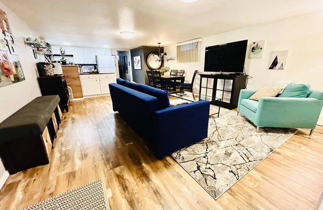 Large Modern 2 Bedroom near Ocean, Airport, and Seattle with private garage