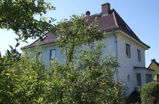 Large, modern, comfortable, in a quiet green area, this centrally located with garden