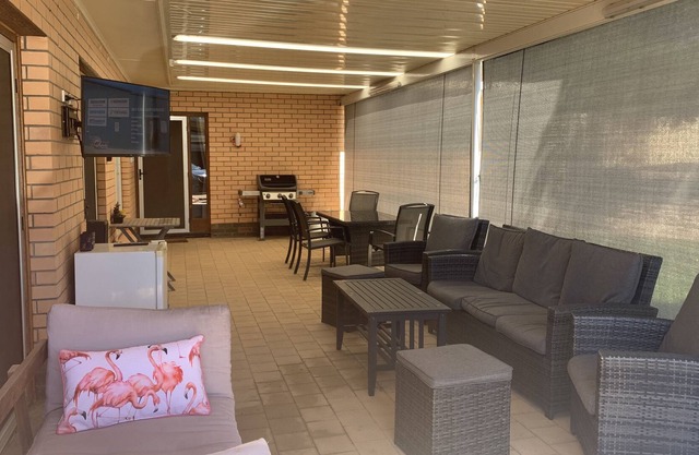 Large Modern home close to the beach