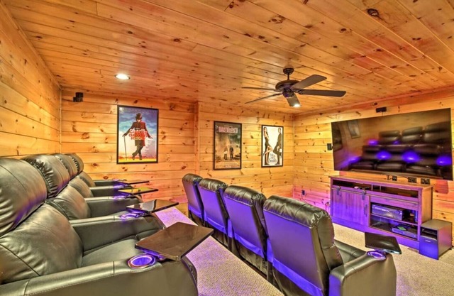 Large Mtn Retreat w/Theater Room, Hot Tub, Game Room & Sunset Mountain Views!