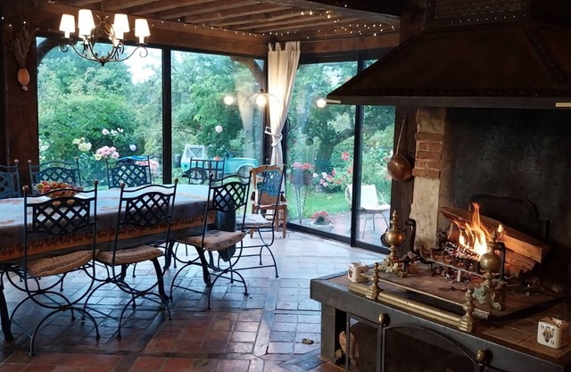 Large Normandy house with heated pool, 20 minutes from beaches. Pets allowed
