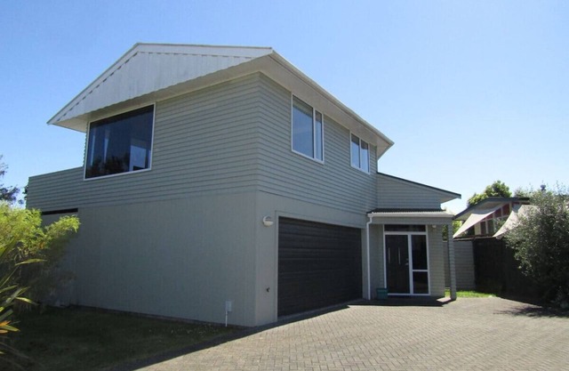 Large Family home, close to the Lake & has Wi-Fi