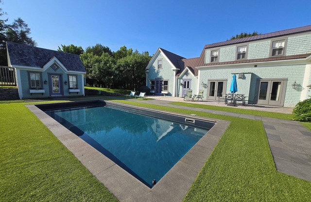Large peaceful farmhouse with pool and big garden in beautiful Saint Andrews