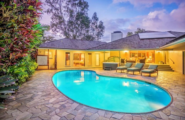 Large Princeville home with pool and jacuzzi on the Makai Golf Course