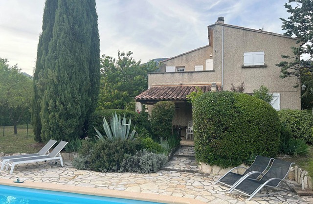 Large Provencal House with Pool. Walking distance to supermarket and restaurants