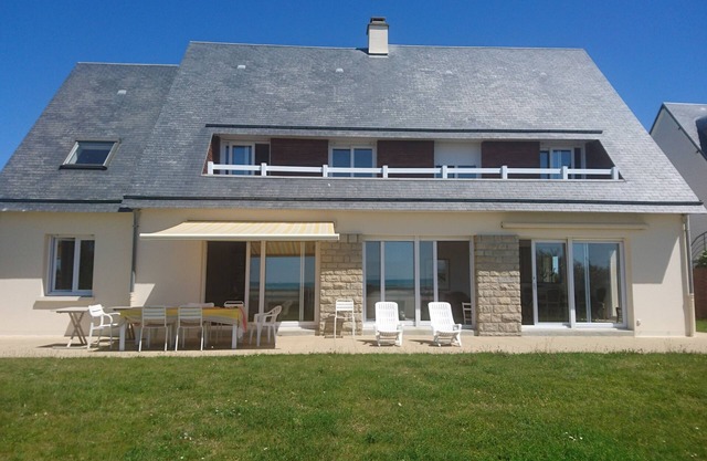 Large recent and elegant villa facing the sea at Kairon/Jullouville plage