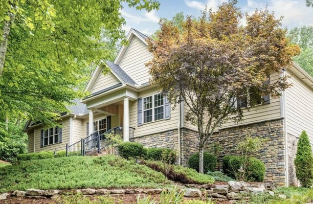 Large Rental in Rumbling Bald Resort on Septic. No damage. Ready to go!