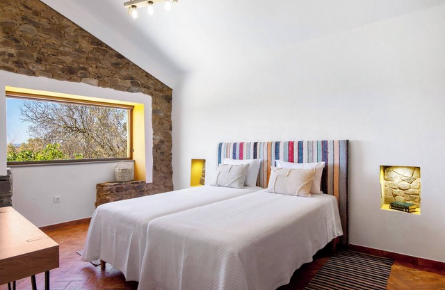 'Large' Room with Mountain View, Wi-Fi and Air Conditioning