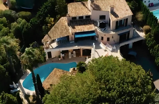Large sea-view villa with 3 independent apartments