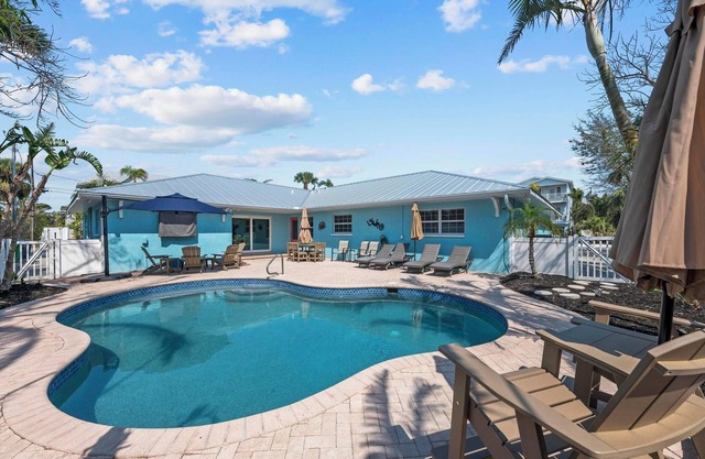 Large Single Level-1 Minute Walk To The Beach-5 minute walk to Restaurant/Shops